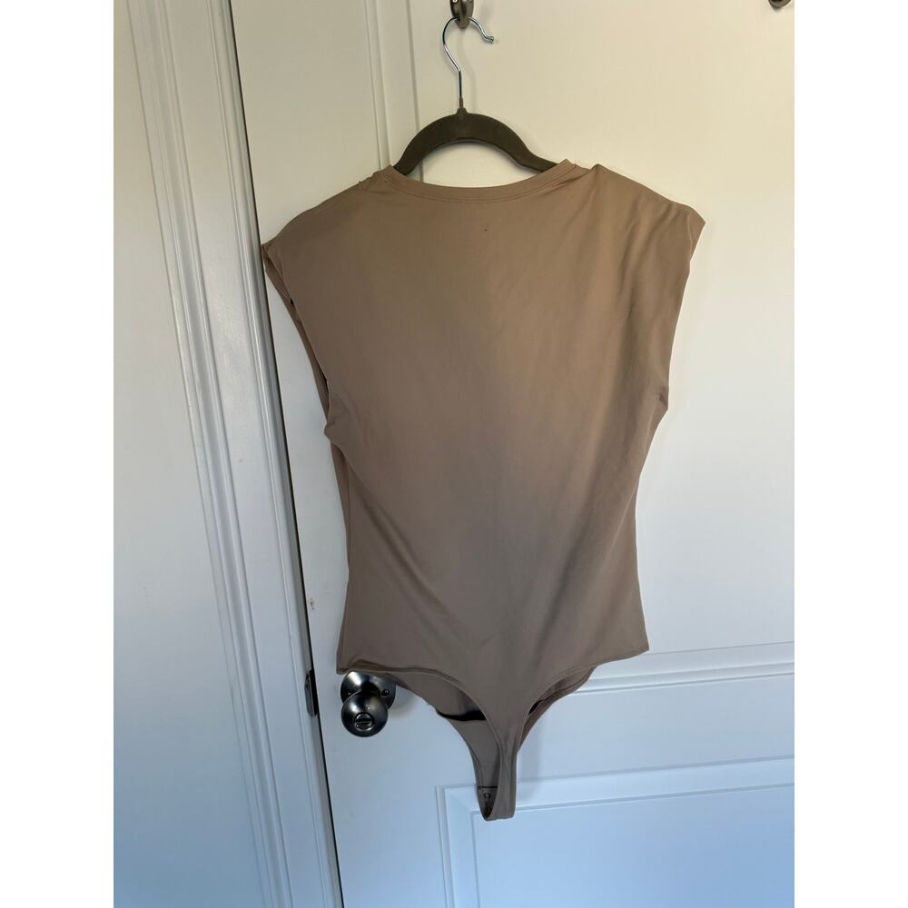 Abercrombie & Fitch Sleeveless Bodysuit Size Medium Nude Tan Padded Shoulders - Picture 3 of 3